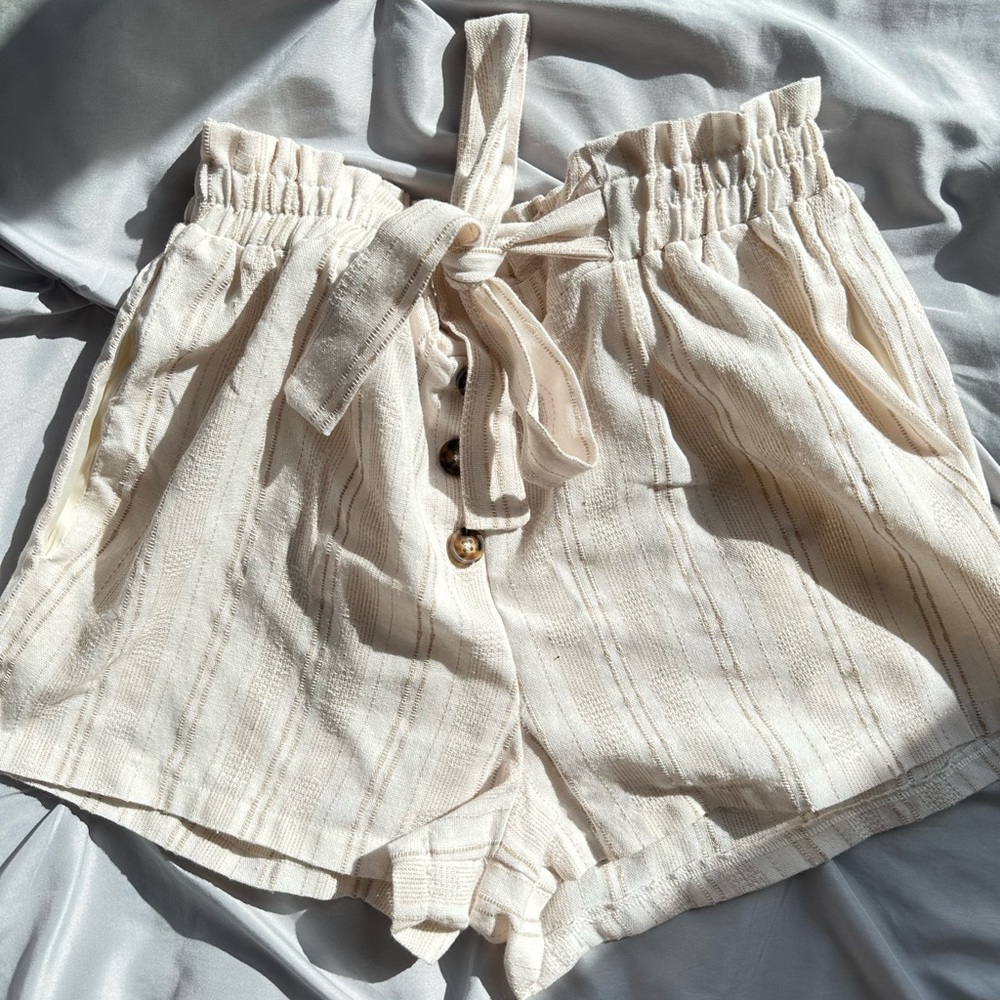 sienna sky shorts, size M in junior